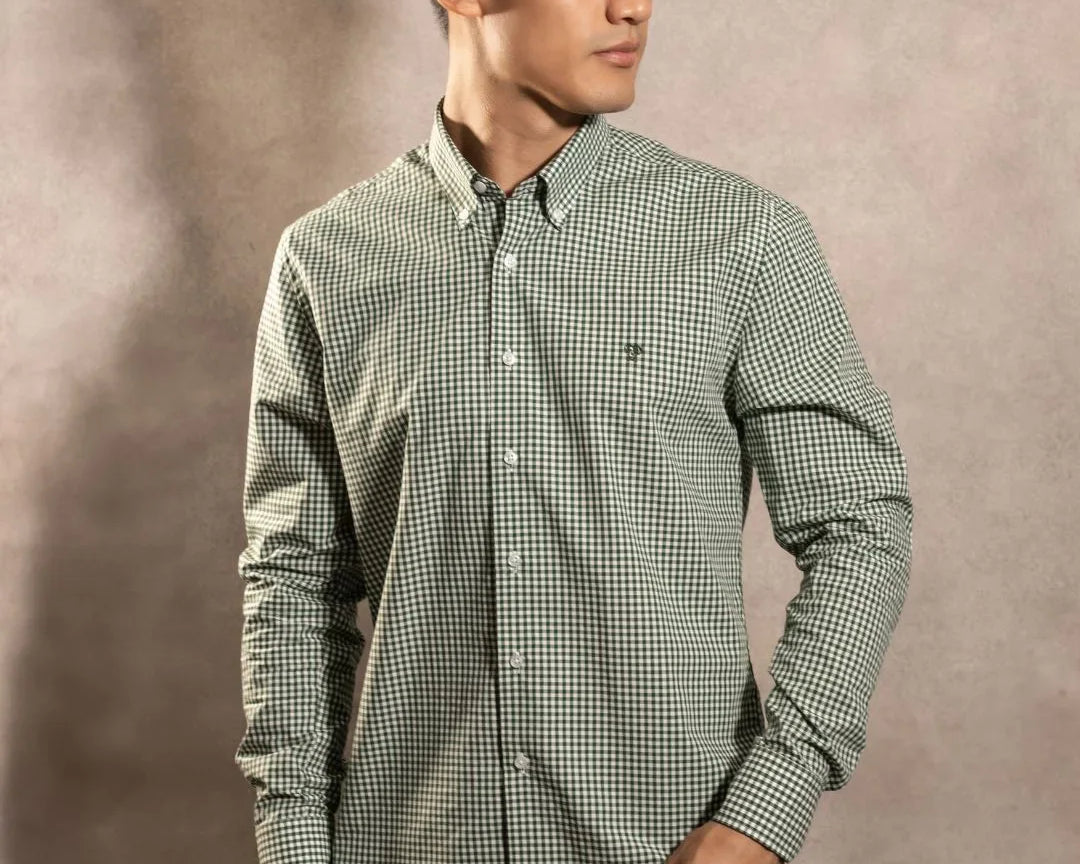 Camisa antimanchas Popelina Cuadros Verde Oscuro Lugano para hombre marca DANTE tallaje regular fit foto modelo