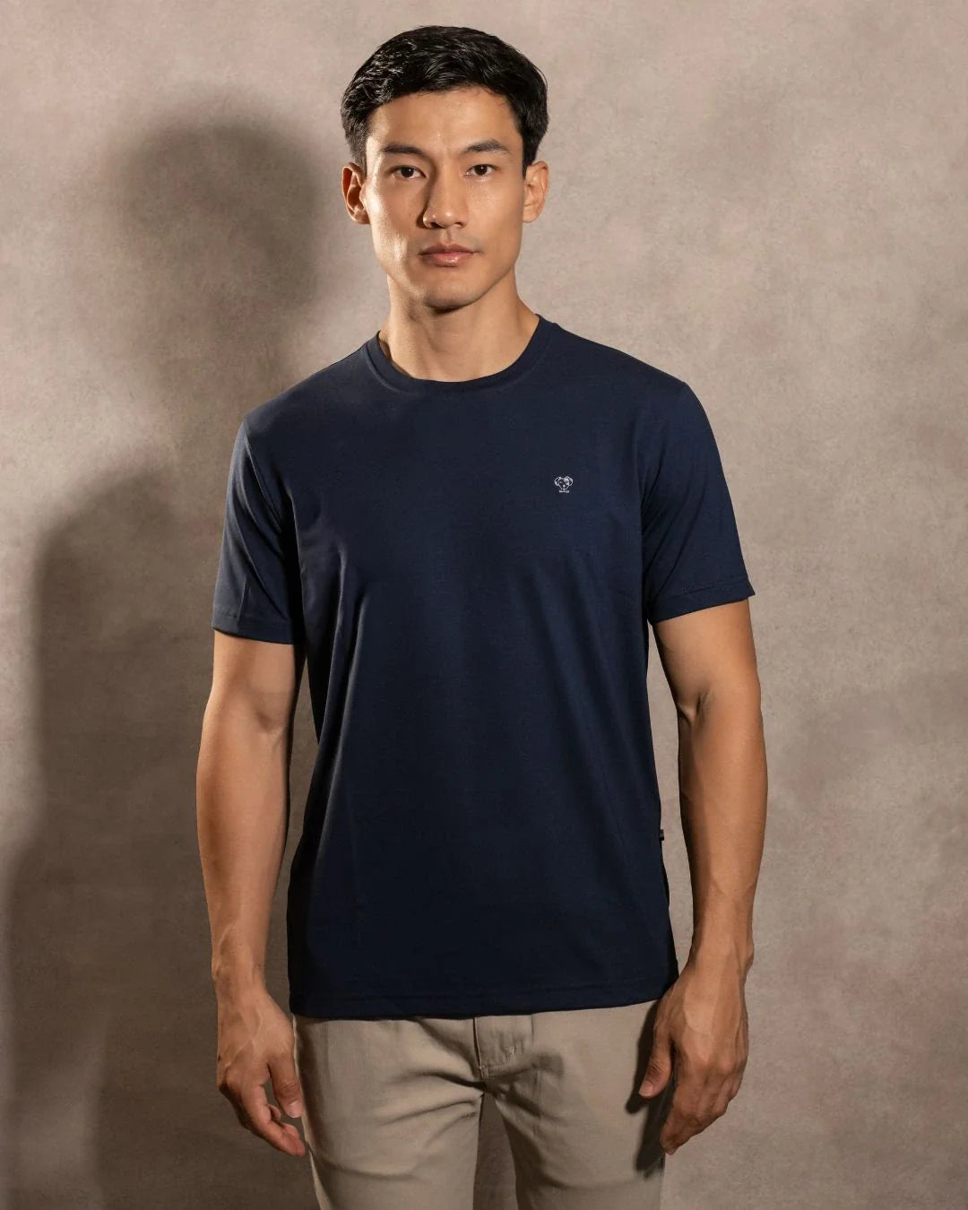 Camiseta antimanchas Dark Blue hombre marca DANTE tallaje regular fit foto modelo