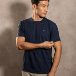 Camiseta antimanchas Dark Blue hombre marca DANTE tallaje regular fit foto modelo