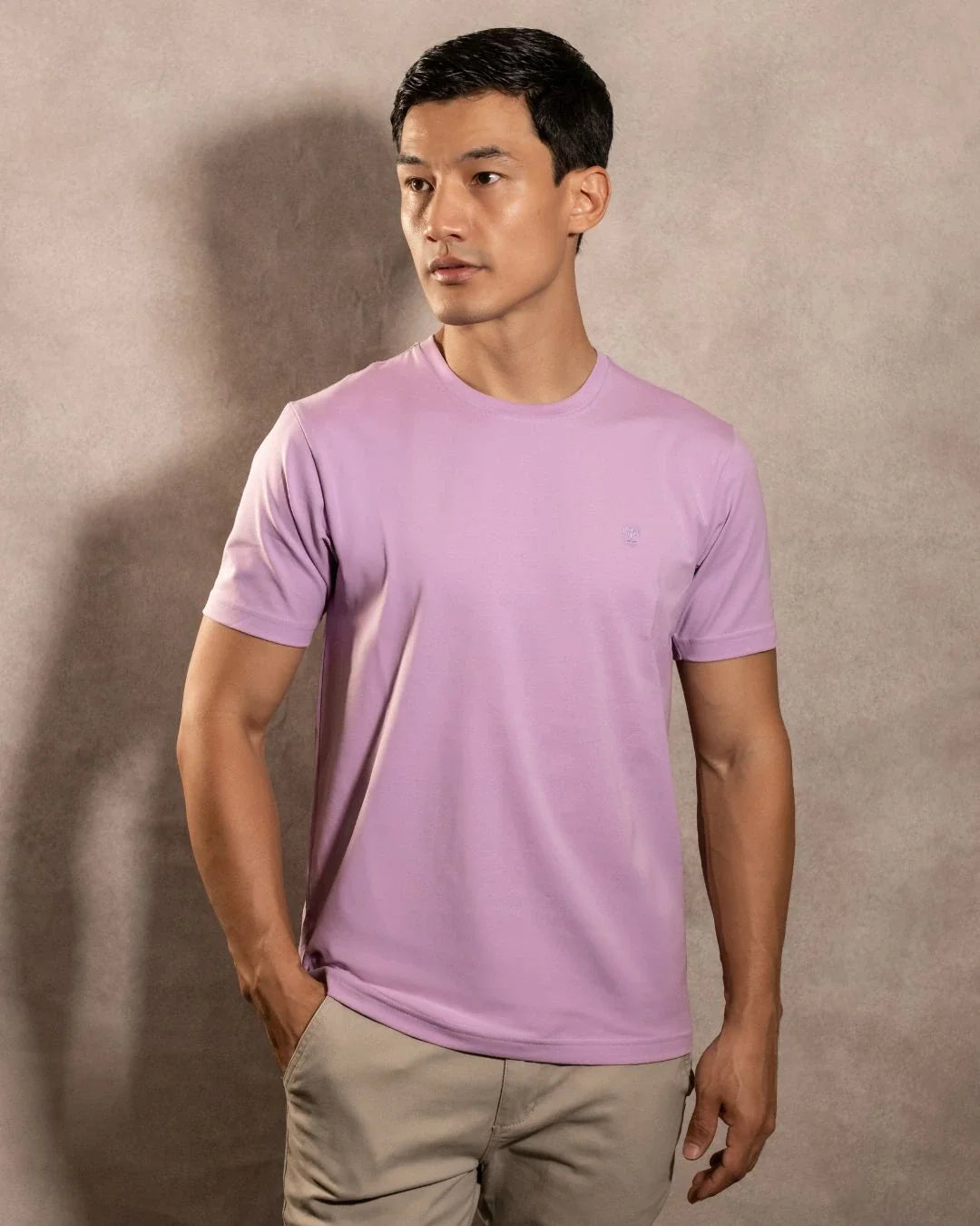 Camiseta antimanchas Lila Blue hombre marca DANTE tallaje regular fit foto modelo