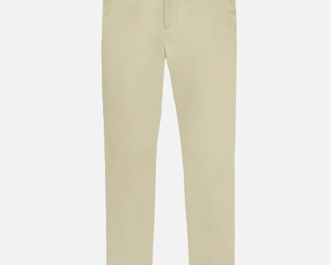 Pantalón performance antimanchas Taupé para hombre marca dante tallaje regular fit foto mockup
