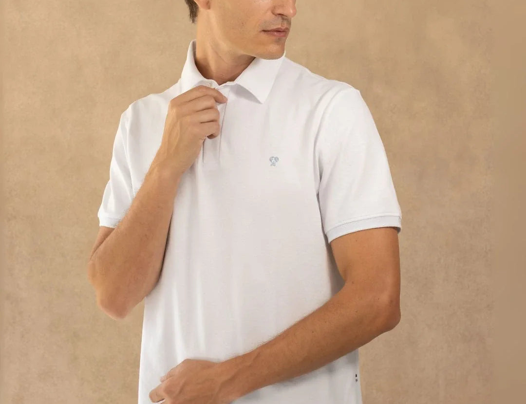 Polo Antimanchas Cuello Rígido Blanco Logo Azul Medio marca DANTE tallaje regular fit foto modelo