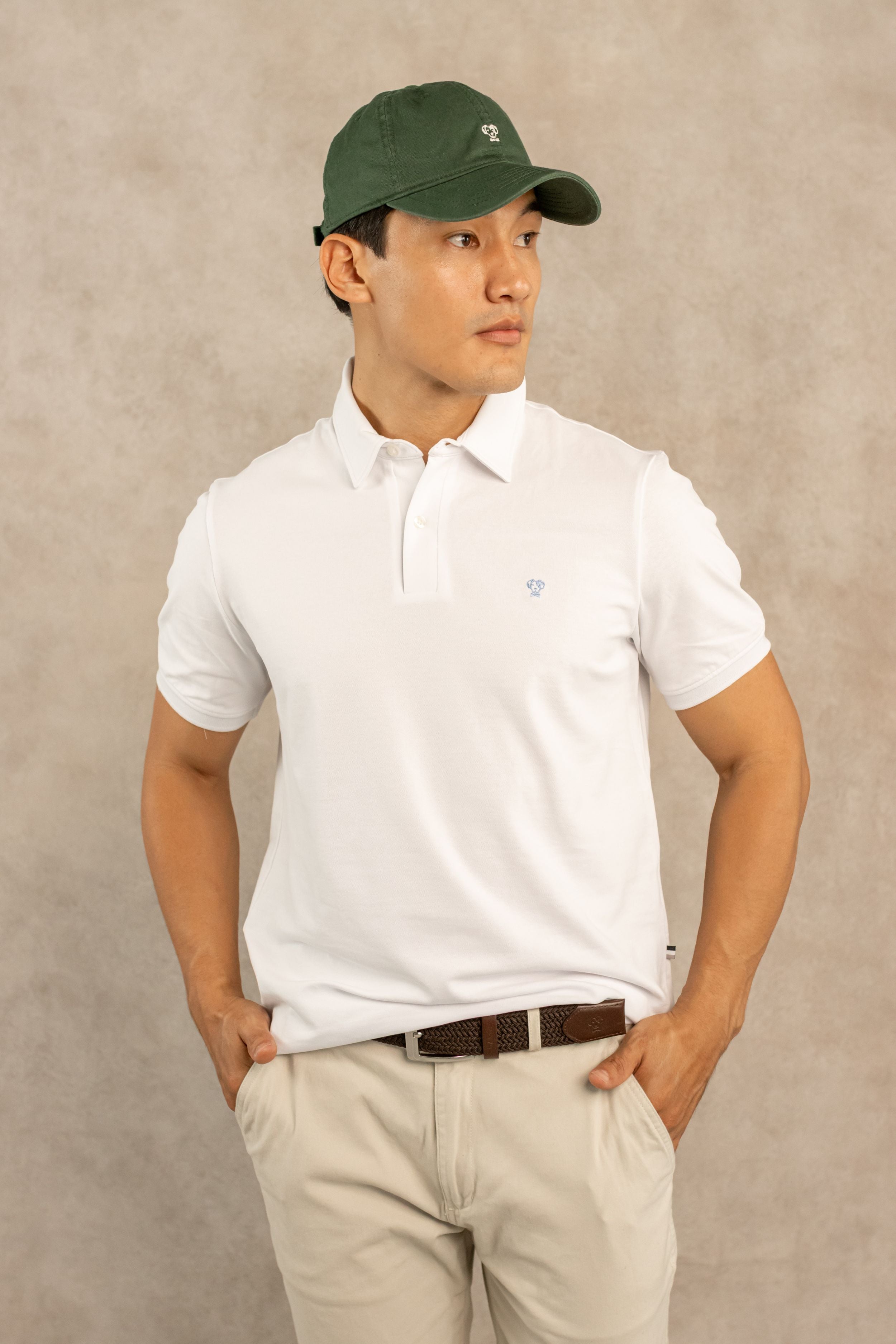Polo antimanchas Cuello Rígido Blanco Logo Azul Medio